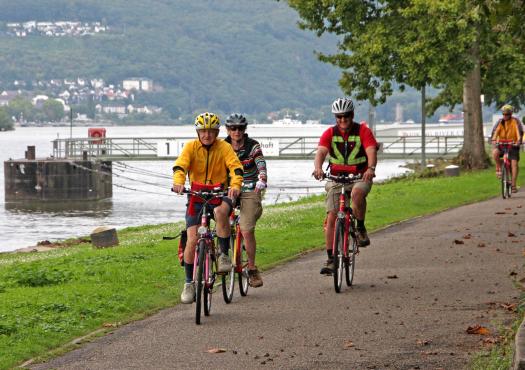 רוכבי אופניים לאורך נהר המוזל