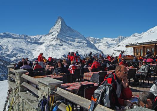 צופים אל פסגת המטרהורן באתר הסקי זרמאט